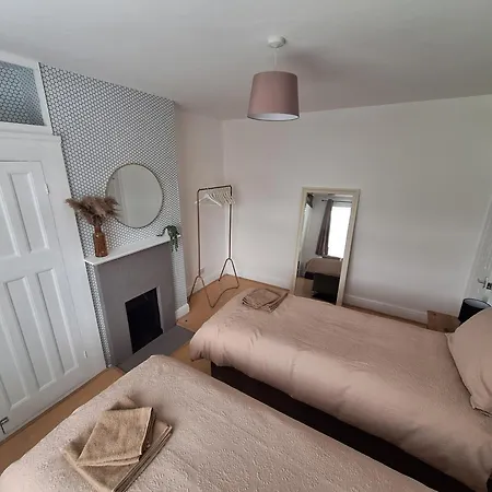 Elegant Home Sw16 Near Station Views Flexible Beds